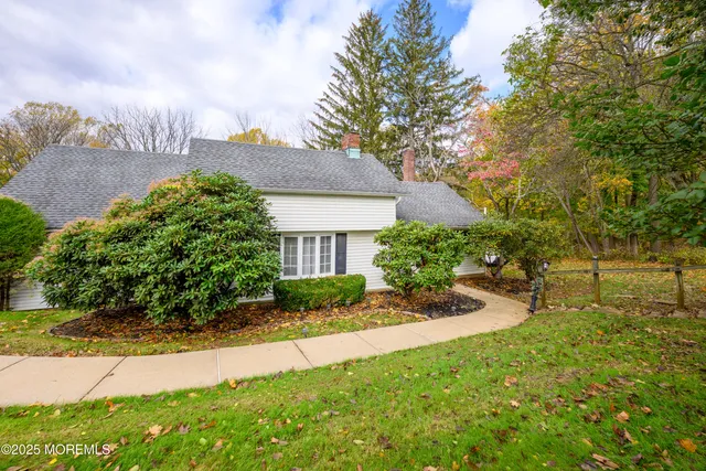 a view of a yard in front of house