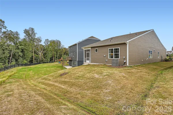 a view of a house with backyard and garden