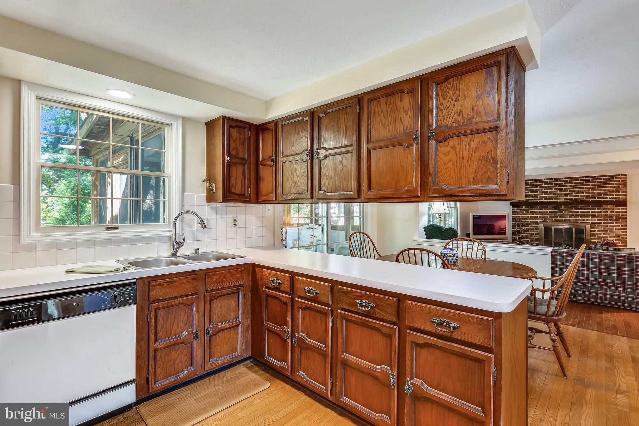 9301 Huntmaster Road Laytonsville, MD 20882 - Photo 27 of 99 Kitchen overlooks the breakfast area