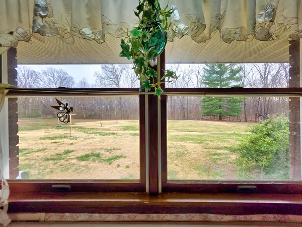 a view of a livingroom with furniture and a ceiling fan