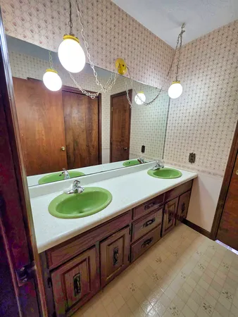 $429,000 | 1022 Grouse Lane, Louisville, IL 62858