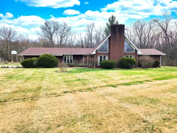 $429,000 | 1022 Grouse Lane, Louisville, IL 62858