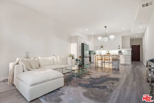 $3,950 | 1100 Wilshire Boulevard, Unit 3307, Los Angeles, CA 90017