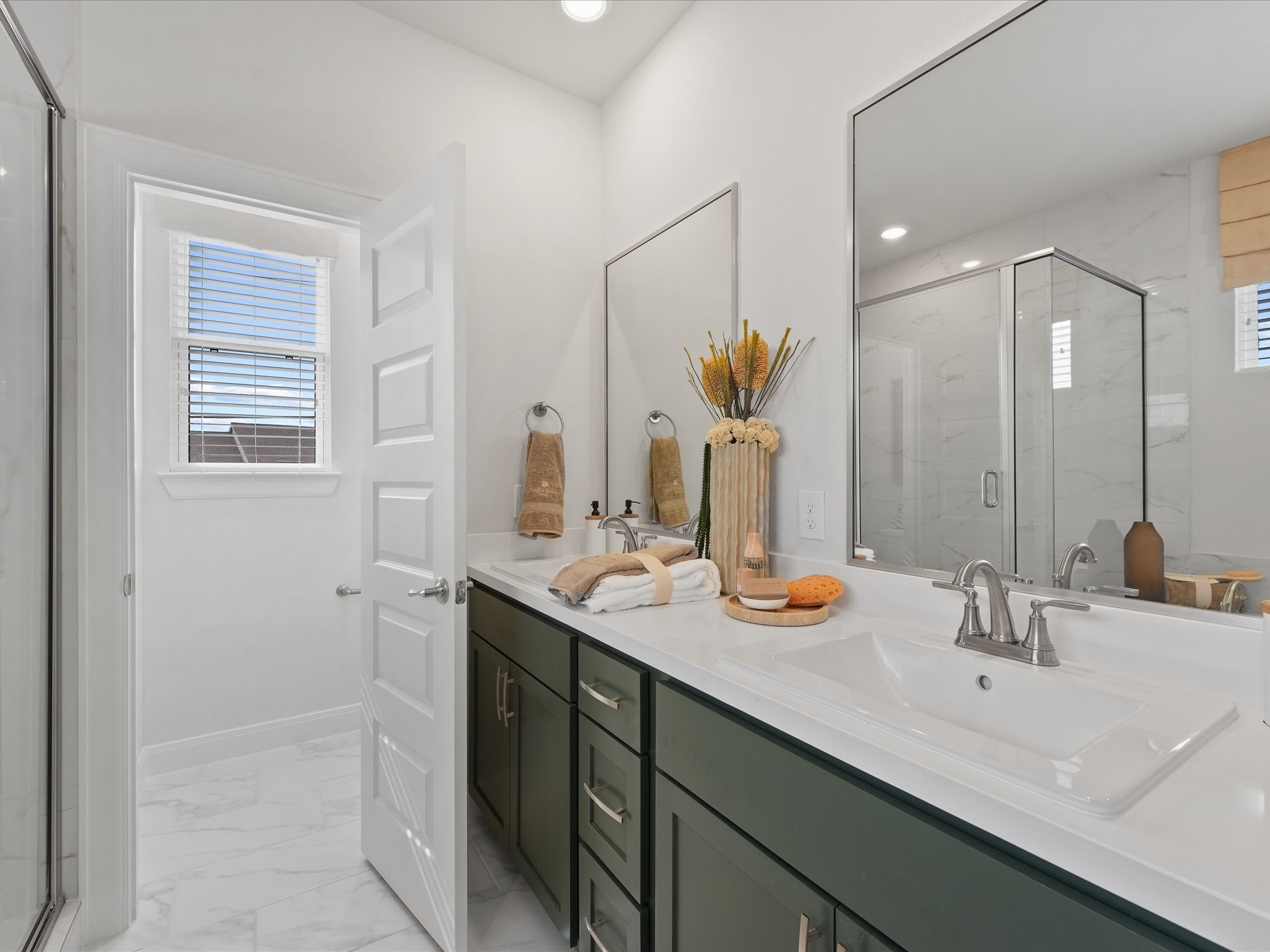 9213 Washington Heights Street Houston, TX 77063 - Photo 26 of 30 Primary Bathroom