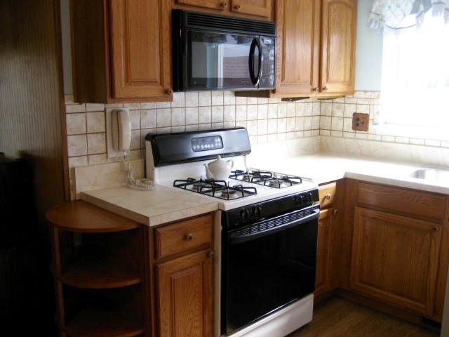 40940 Pickett Ridge Road Sterling Heights, MI 48313 - Photo 7 of 32 31285230-6.JPG