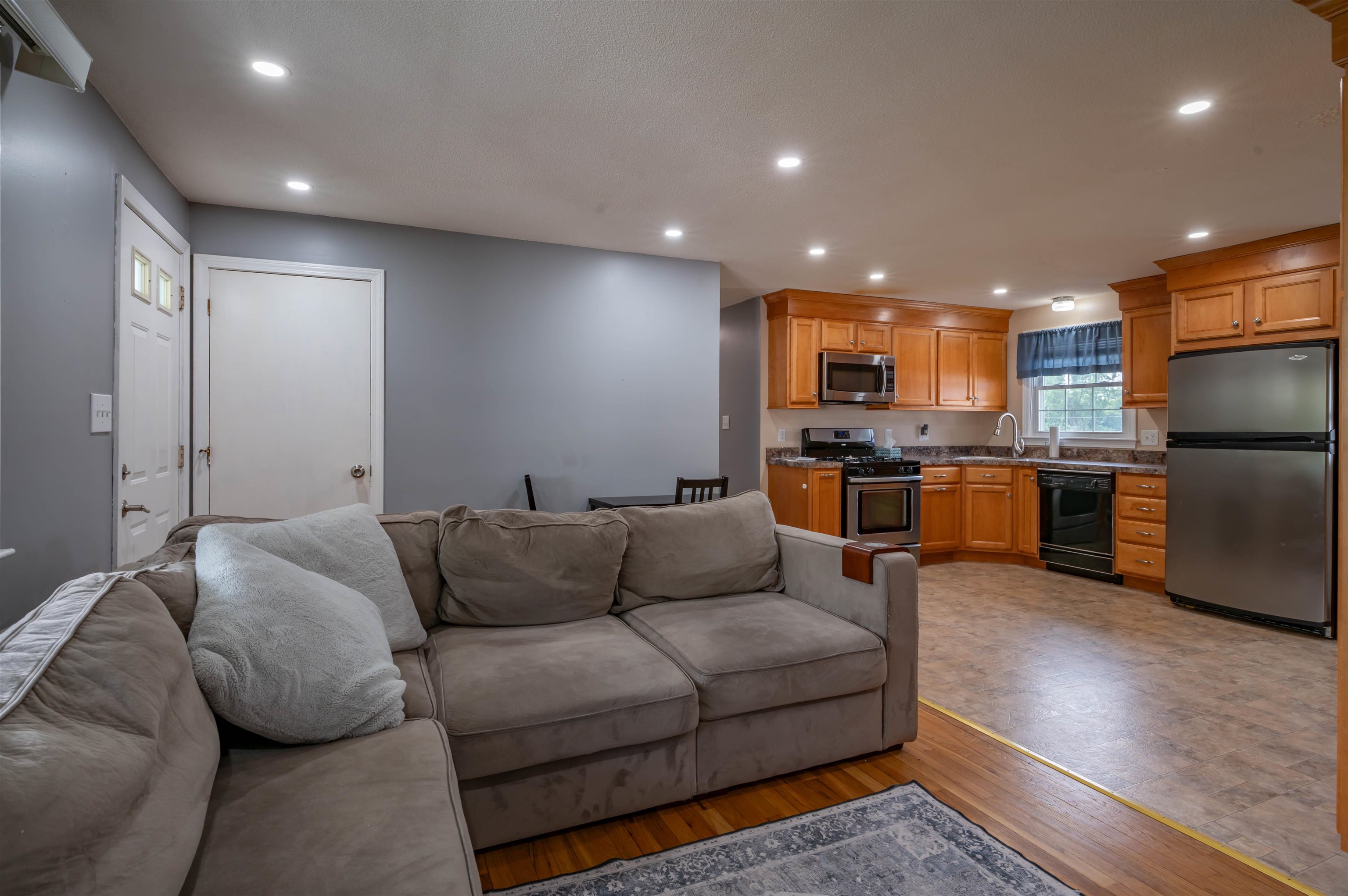 39 Norwich Road Nashua, NH 03062 - Photo 5 of 26 Gallery Image 5