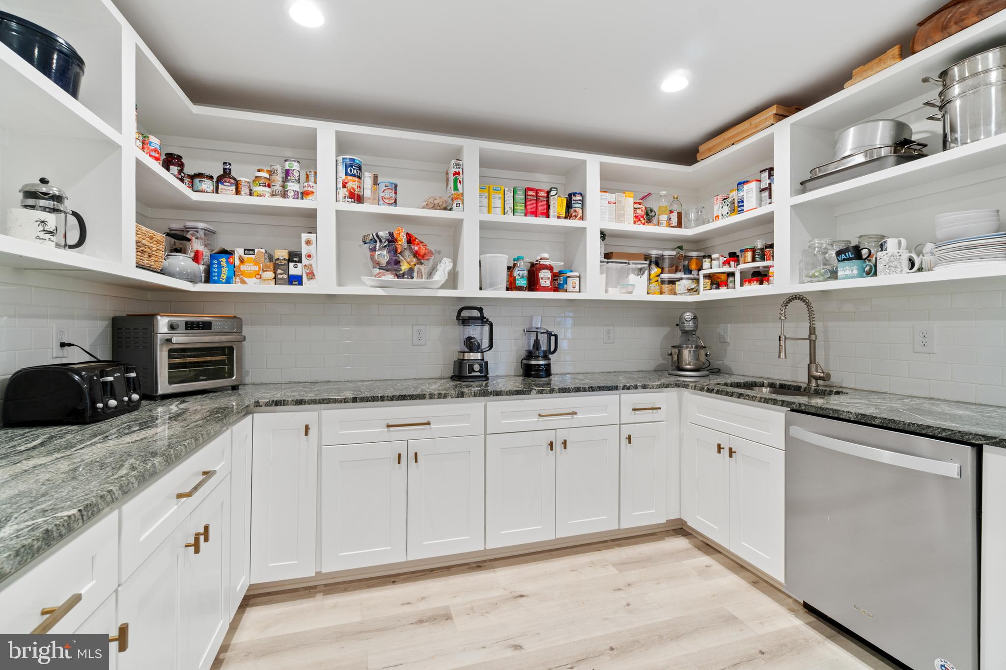 338 Somerset Road Pasadena, MD 21122 - Photo 17 of 70 Butler's pantry w/ granite counter tops
