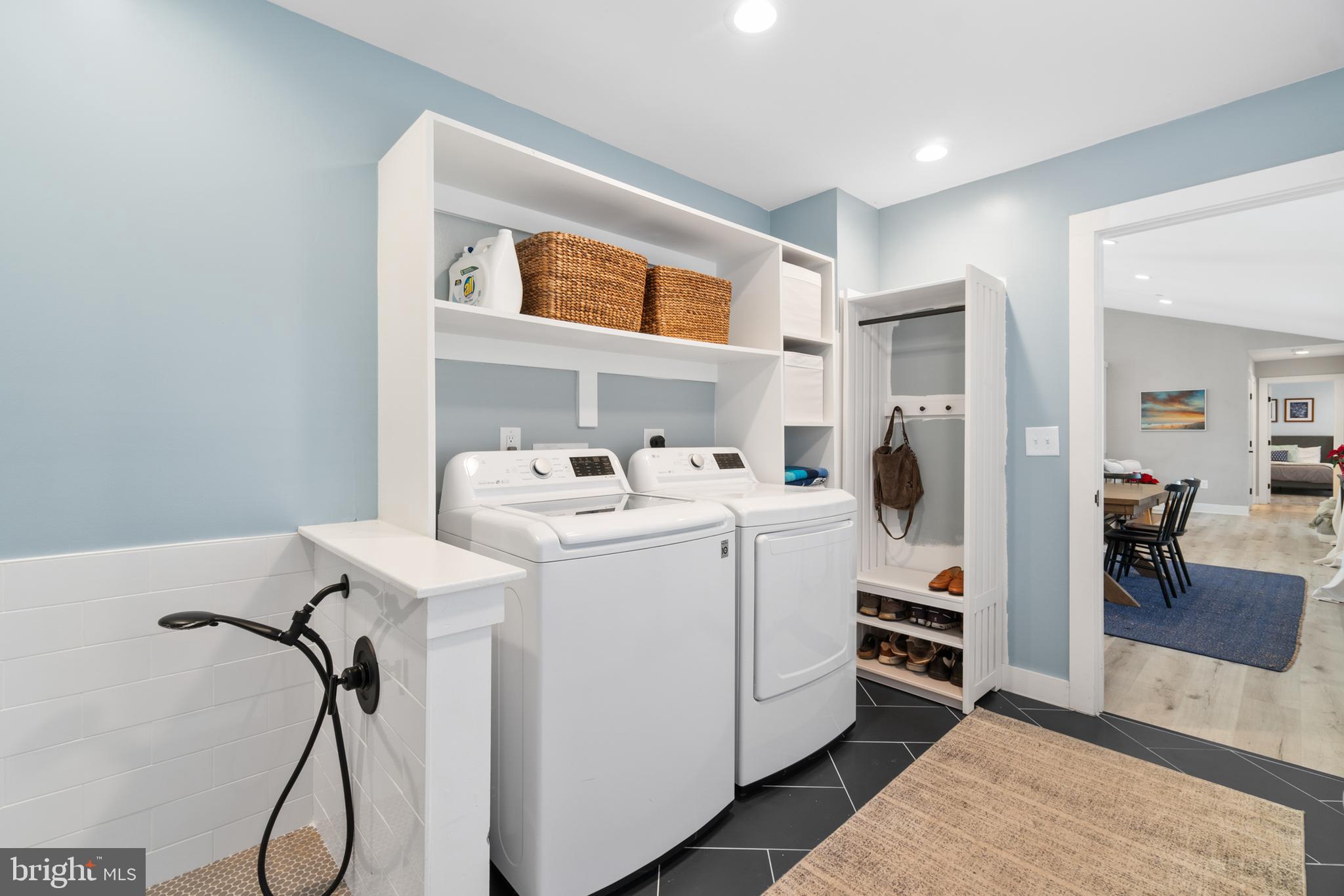 338 Somerset Road Pasadena, MD 21122 - Photo 21 of 70 Mudroom w/dog washing shower