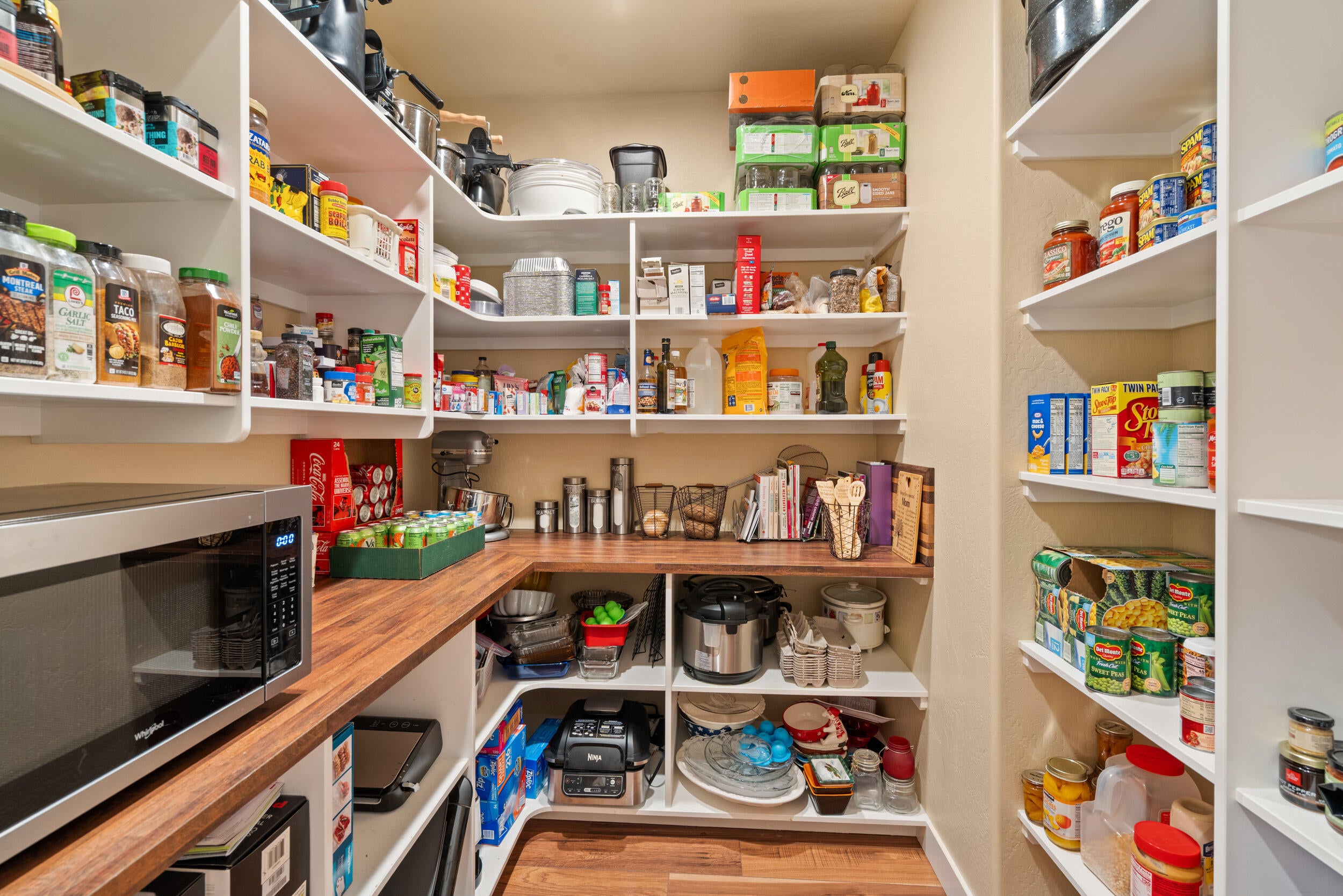 7765 Colonial Way Central Point, OR 97502 - Photo 32 of 50 Pantry