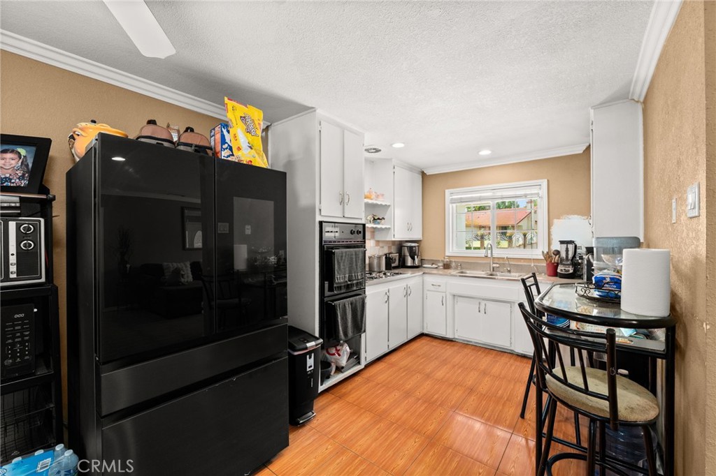 5347 Crest Riverside Ca Riverside, CA 92503 - Photo 7 of 28 Kitchen view