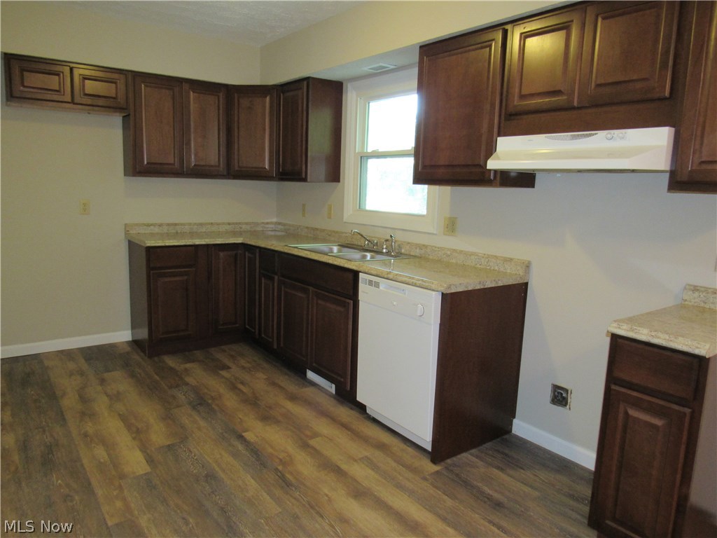 Neutral & updated kitchen is ready for you or your tenant!