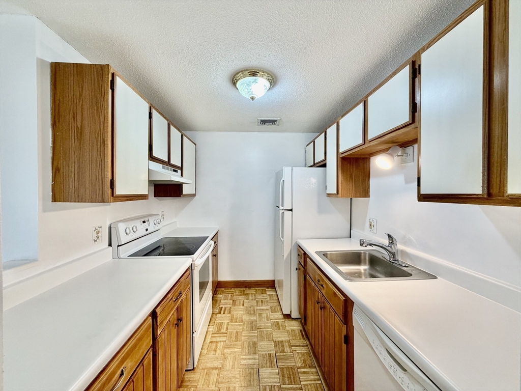 15 Bower Road, Unit B5 Quincy, MA 02169 - Photo 10 of 31