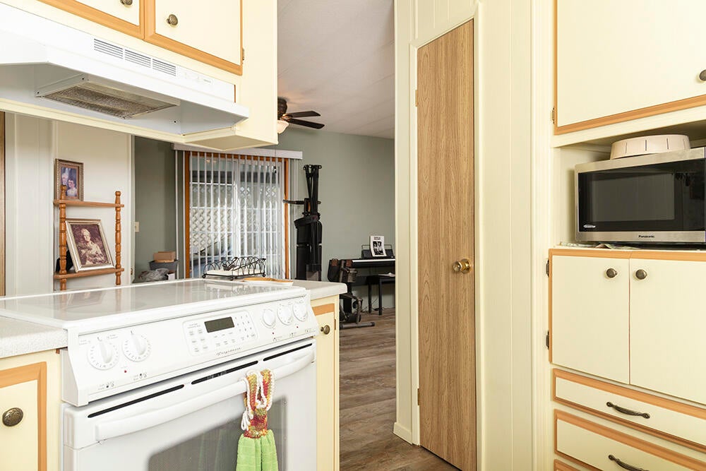 2252 Table Rock Road, Unit SPC 220 Medford, OR 97501 - Photo 9 of 21 9