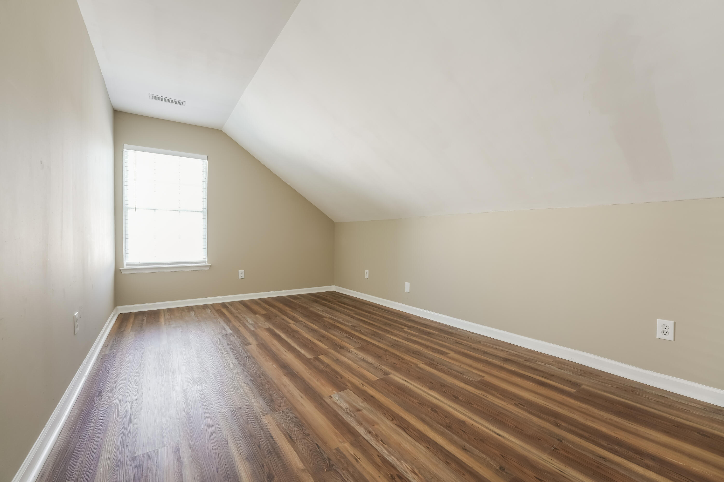 231 Xavier Street Charleston, SC 29414 - Photo 14 of 18 16-photo-Bedroom-7976ff86-231c-4f16-934a