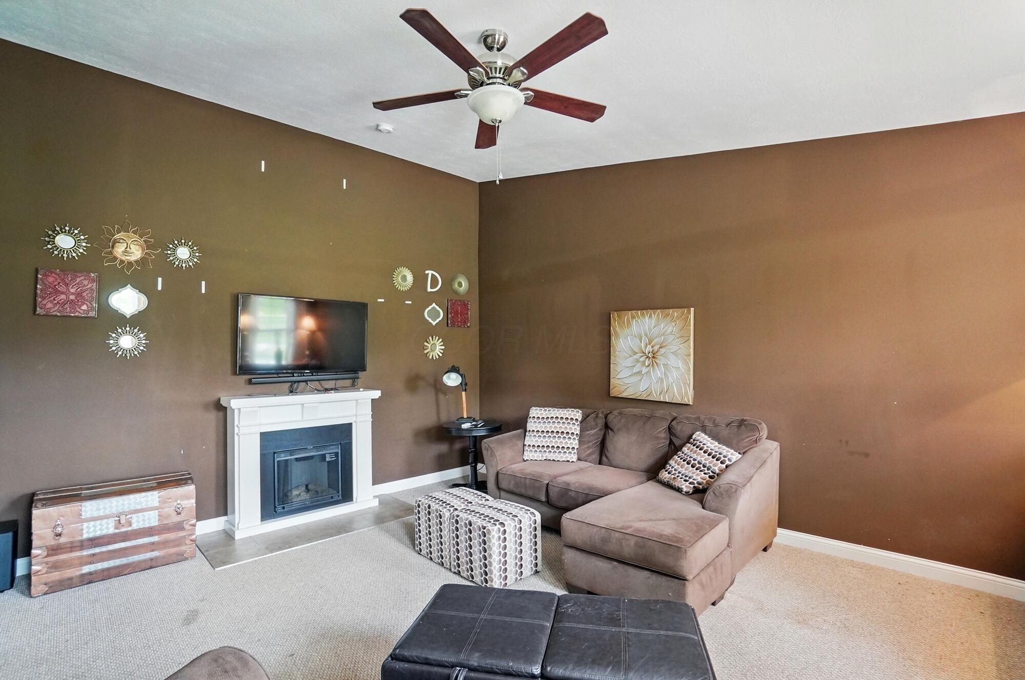 9820 Heimberger Road Northwest Baltimore, OH 43105 - Photo 26 of 81 Living Room - 9820 Heimberger Road NW, Baltimore, OH 43105