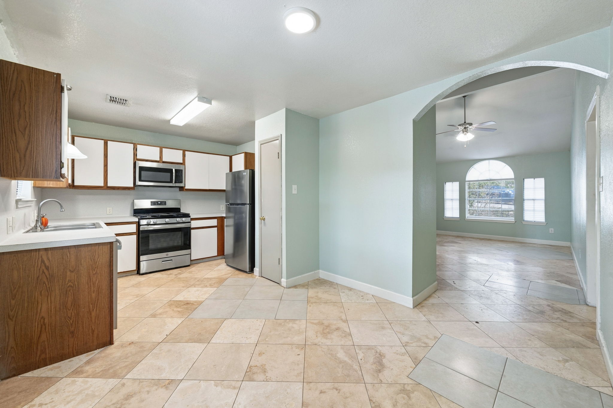 5505 Mesquite Grove Road Austin, TX 78744 - Photo 8 of 36 Gallery Image 8