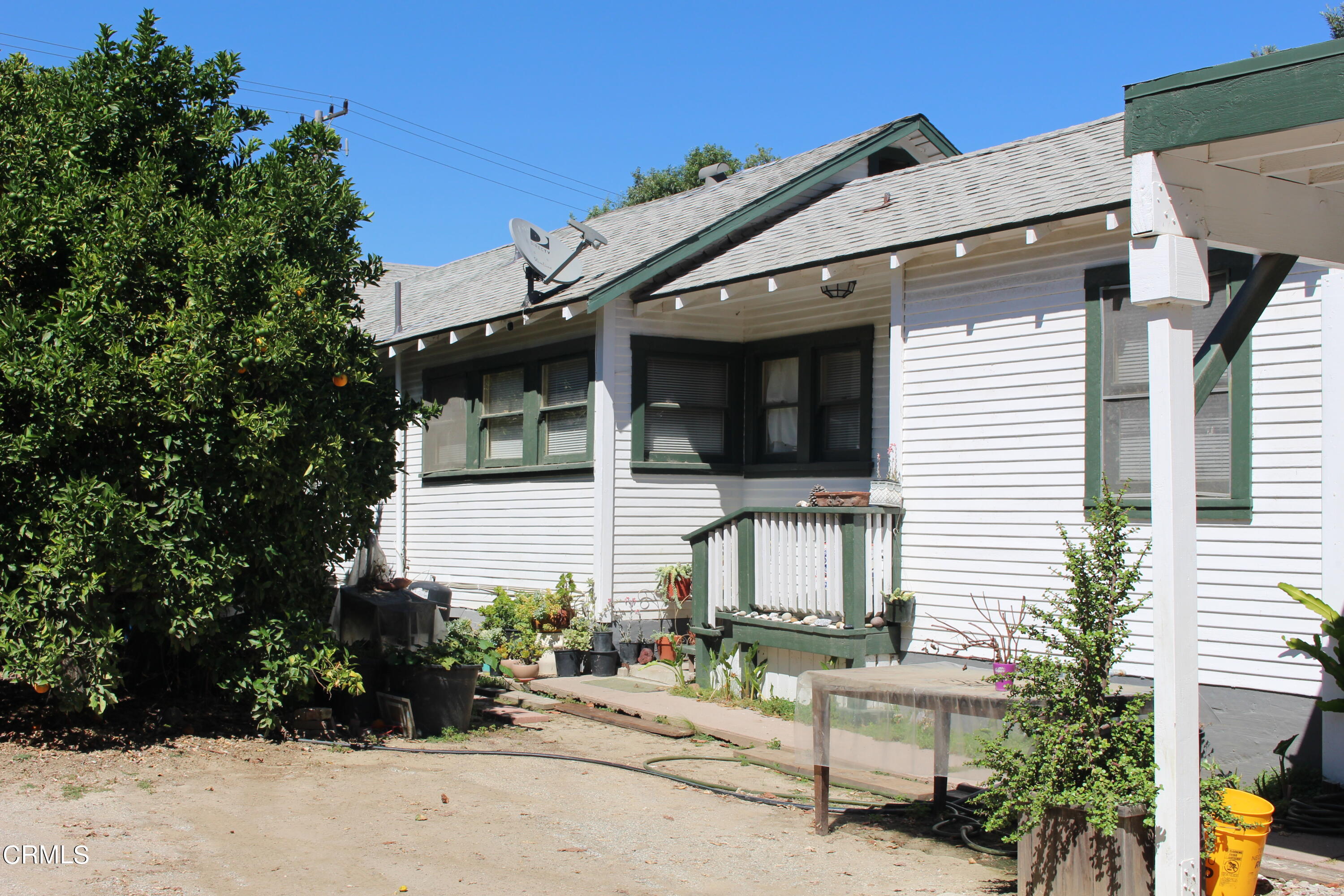 19086 East Telegraph Road Santa Paula, CA 93060 - Photo 12 of 26 a front view of a house with garden