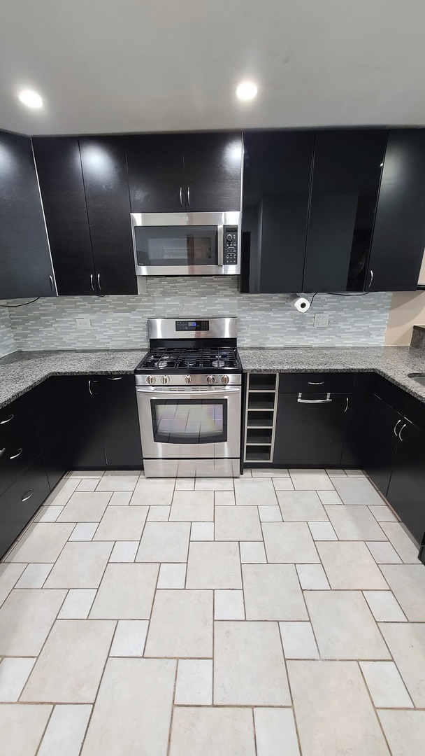 7548 Clarendon Hills Road, Unit 1B Willowbrook, IL 60527 - Photo 12 of 33 a kitchen with a sink and a stove top oven