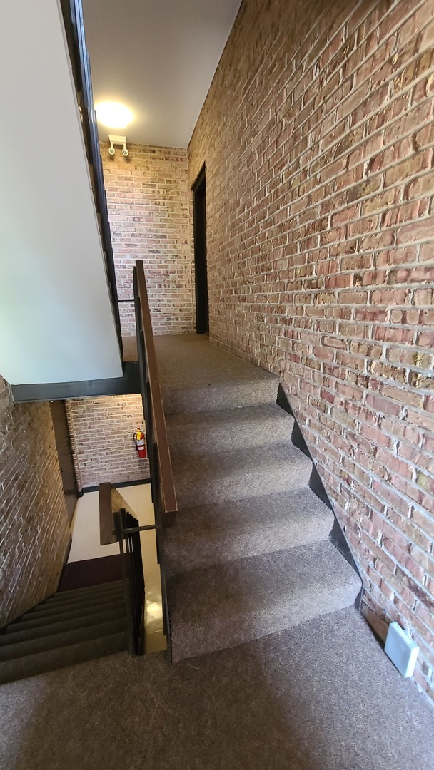 7548 Clarendon Hills Road, Unit 1B Willowbrook, IL 60527 - Photo 4 of 33 a view of entryway