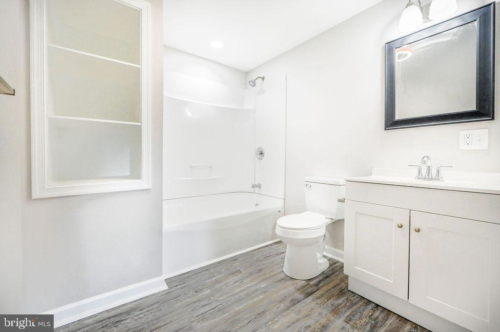 5353 Shad Point Road Salisbury, MD 21801 - Photo 12 of 23 a bathroom with a toilet a sink and a bathtub