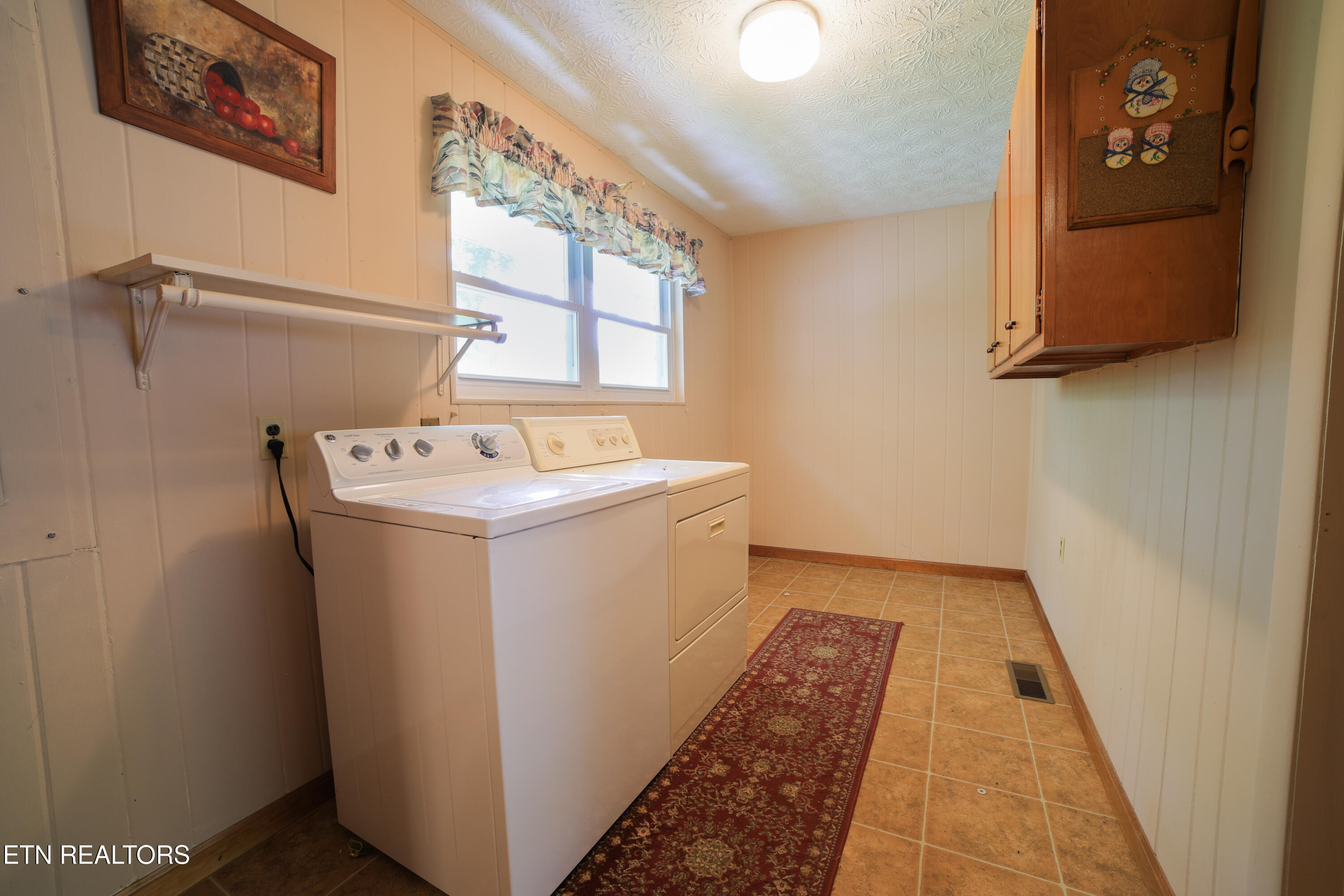 160 Rector Drive Harrogate, TN 37752 - Photo 14 of 15 160 Rector Dr- laundry room