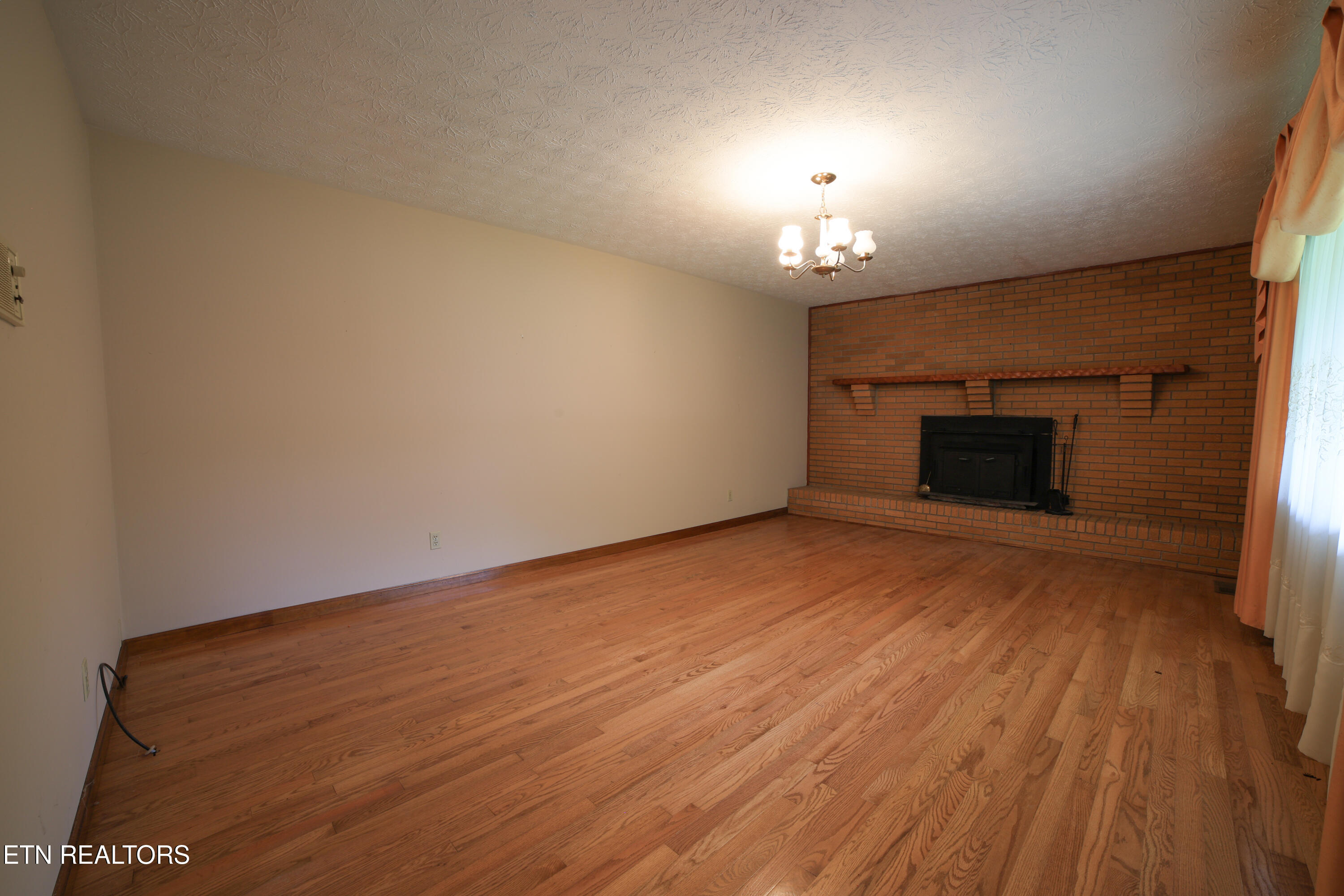 160 Rector Drive Harrogate, TN 37752 - Photo 3 of 15 160 Rector - family room (1)