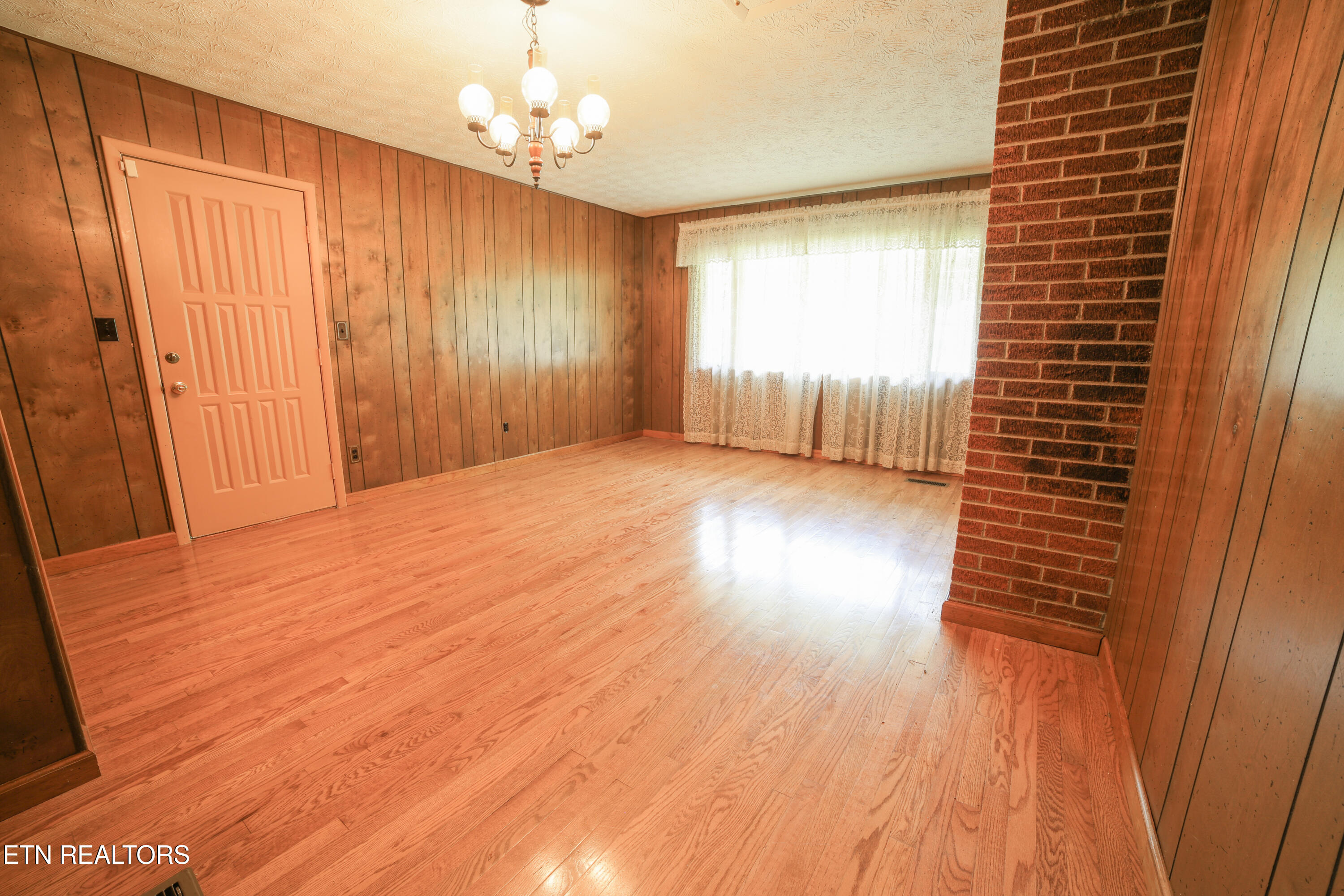 160 Rector Drive Harrogate, TN 37752 - Photo 5 of 15 160 Rector Dr-Dining room