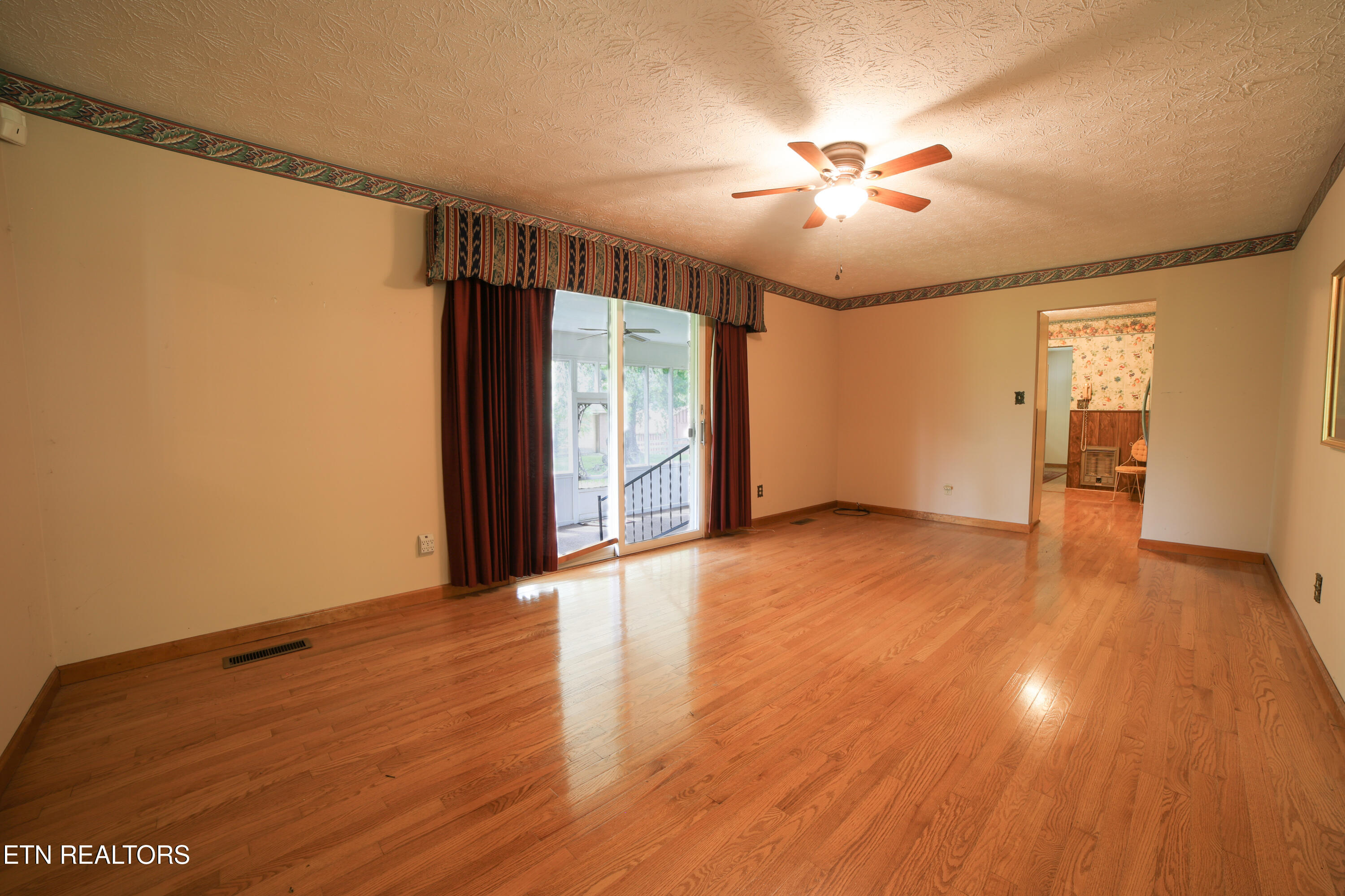 160 Rector Drive Harrogate, TN 37752 - Photo 6 of 15 160 Rector - Living room