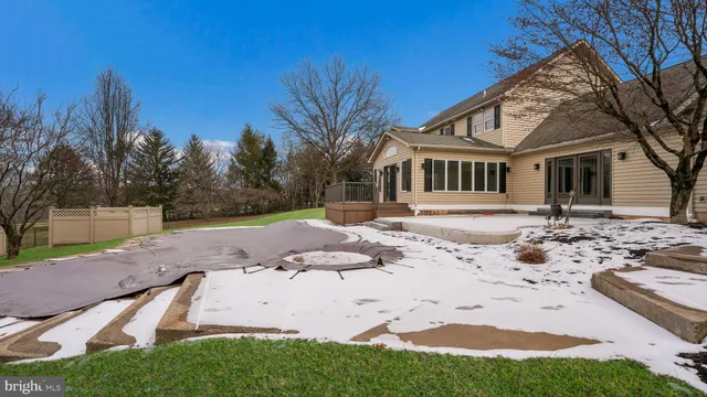 a view of a yard with a house