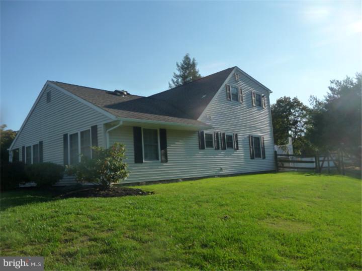 43 Flamingo Road Levittown, PA 19056 - Photo 2 of 25 Gallery Image 2