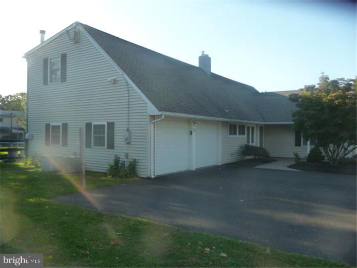 43 Flamingo Road Levittown, PA 19056 - Photo 3 of 25 Gallery Image 3