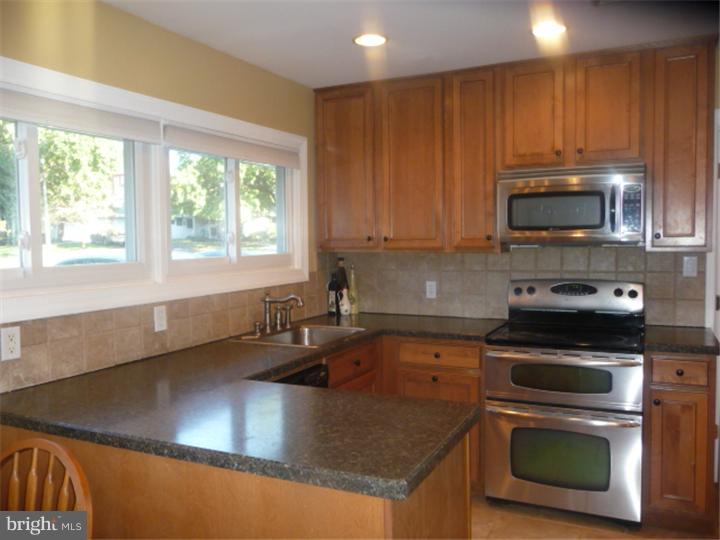 43 Flamingo Road Levittown, PA 19056 - Photo 6 of 25 Gallery Image 6