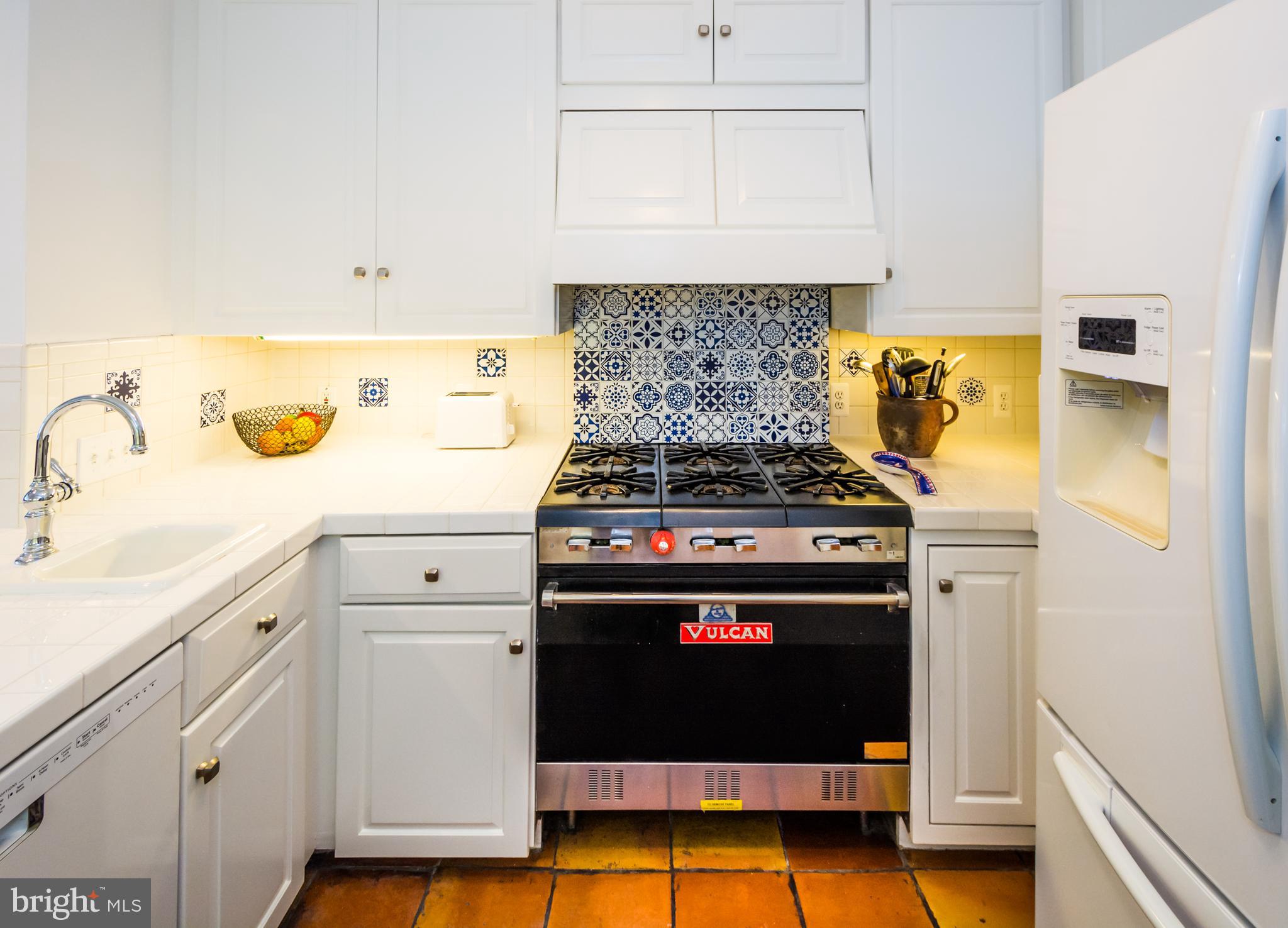 4324 Roland Avenue Baltimore, MD 21210 - Photo 31 of 67 Six-Burner Vulcan!