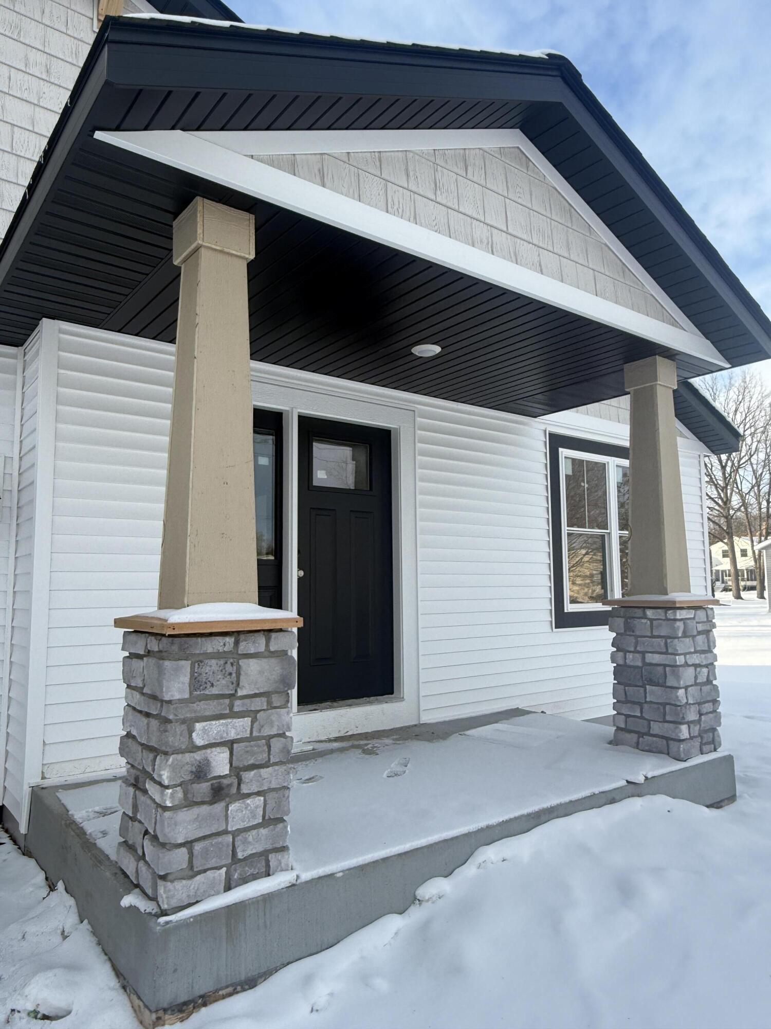 622 Maple Street Fort Atkinson, WI 53538 - Photo 4 of 21 20260120_212732589_iOS