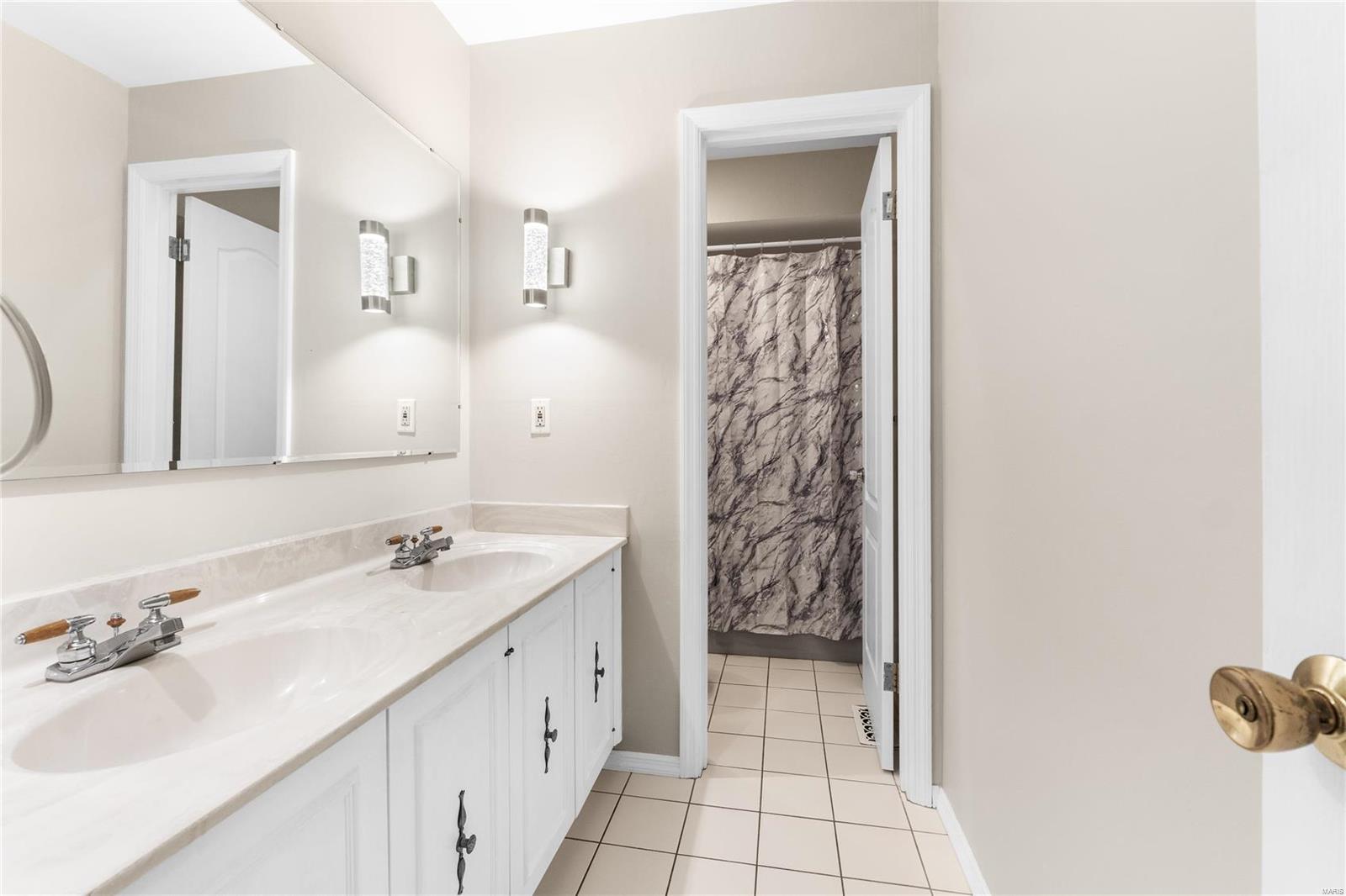 407 Spring Valley Court Chesterfield, MO 63017 - Photo 28 of 52 Gallery Image 28