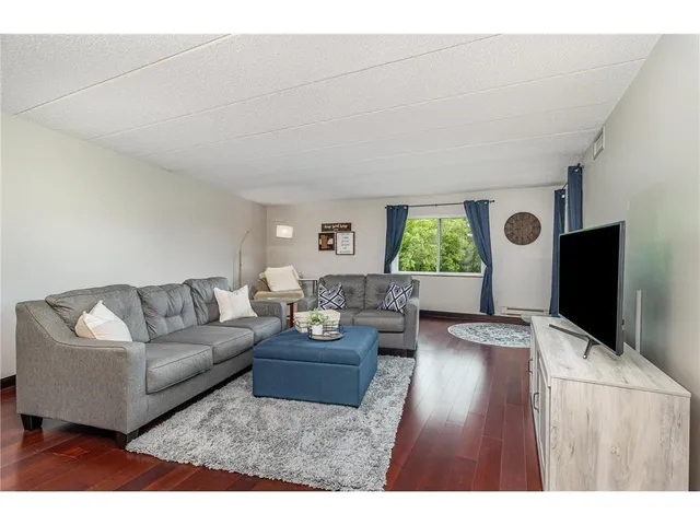 $234,999 | 3320 Louisiana Avenue South, Unit 410, St. Louis Park, MN 55426