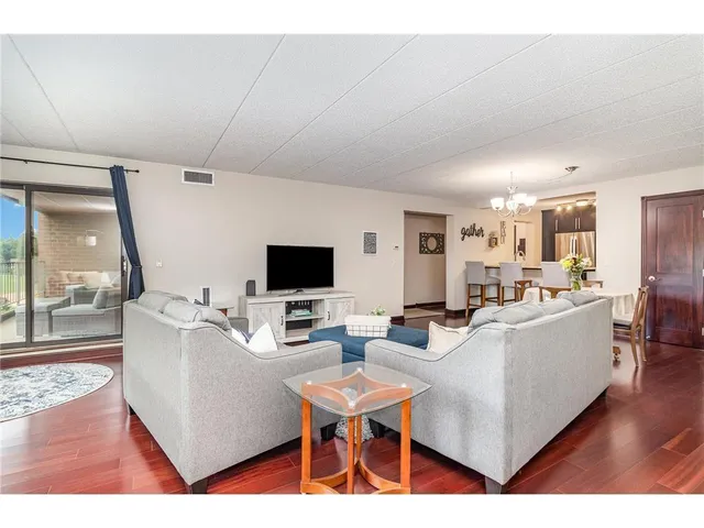 $234,999 | 3320 Louisiana Avenue South, Unit 410, St. Louis Park, MN 55426