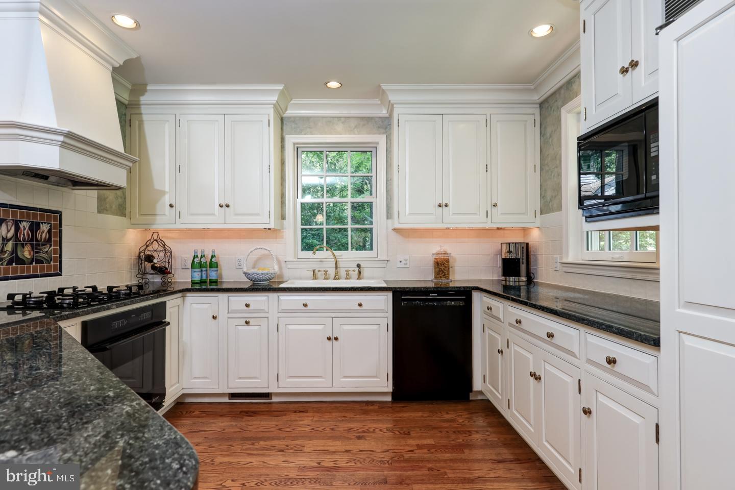 376 Bair Road Berwyn, PA 19312 - Photo 6 of 33 Natural Gas Cooking and Custom Dove-Tail Cabinetry