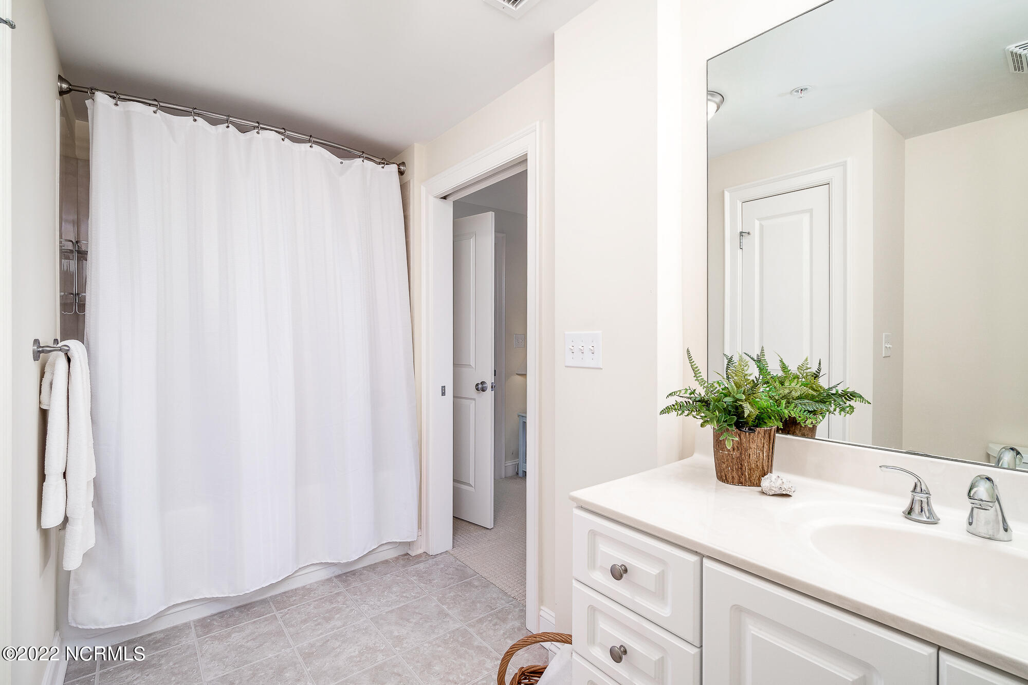 1550 Salter Path Road, Unit 508 Indian Beach, NC 28512 - Photo 26 of 46 Full guest bathroom