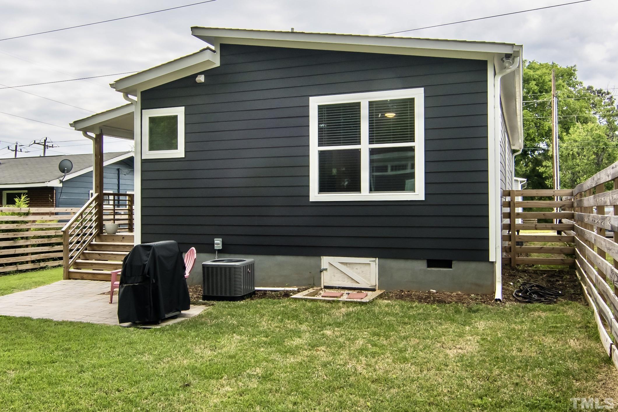 1309 South East Street Raleigh, NC 27601 - Photo 28 of 29 a view of a backyard with sitting area