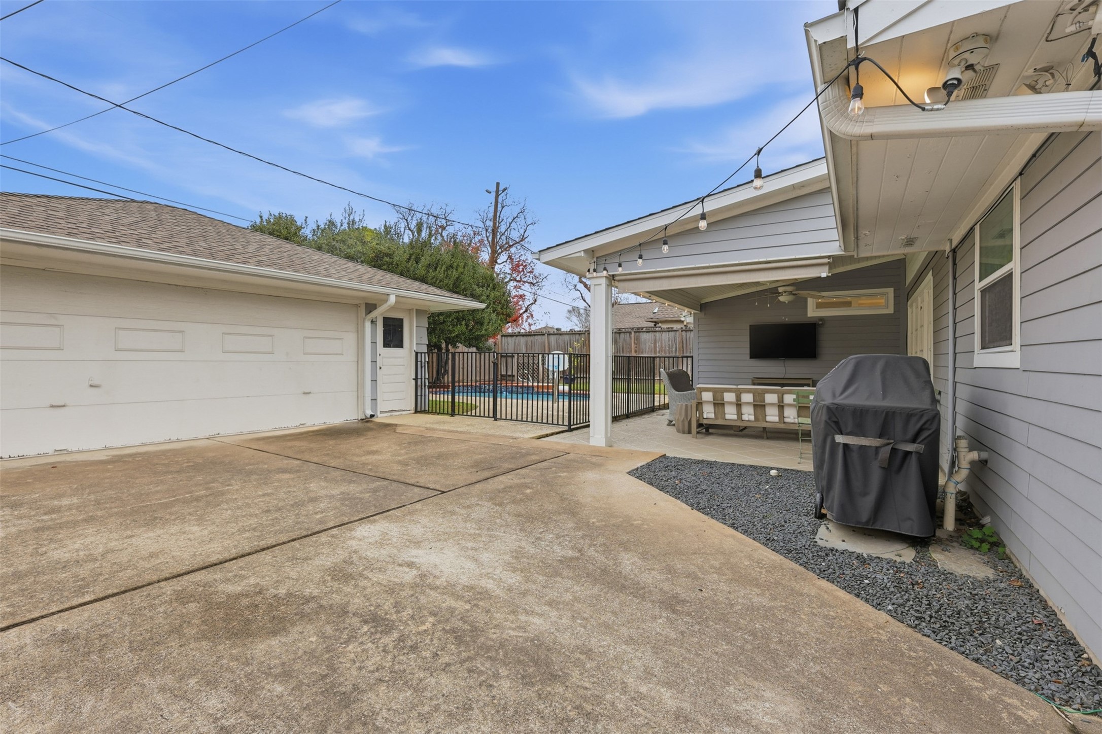 6236 Locke Lane Houston, TX 77057 - Photo 29 of 35 The garage is detached from the home and is currently laid out for parking for one vehicle. The second vehicle bay has been converted to a flex room that includes it's own air conditioning. This room could be used as a home office, workout room, storage, hunting gear, you name it!