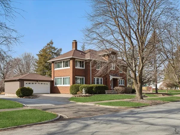 $325,000 | 2311 12th Street, Moline, IL 61265