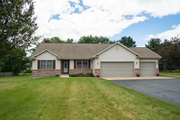 $435,000 | 10092 East Raindance Drive, Rochelle, IL 61068