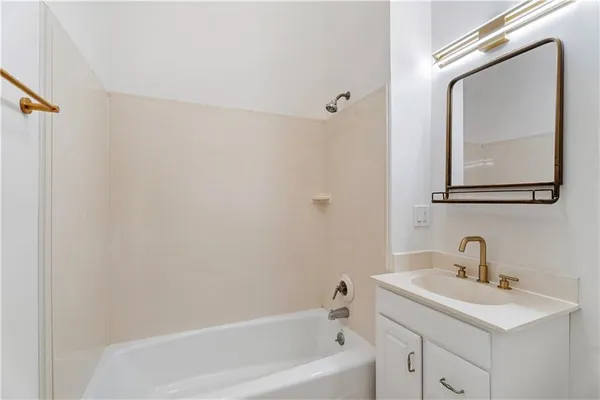 $2,500 | 623 Royal Street, Unit 3, New Orleans, LA 70130