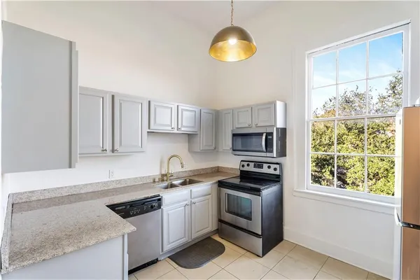 $2,500 | 623 Royal Street, Unit 3, New Orleans, LA 70130