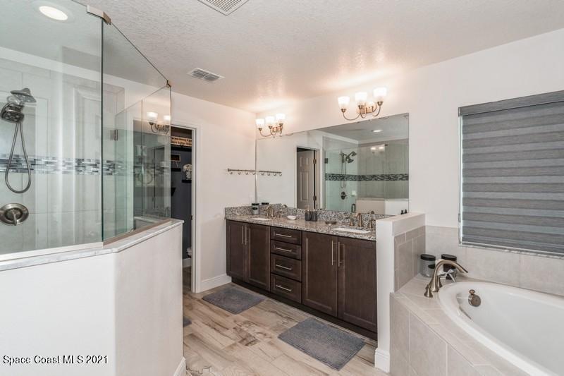 4072 Ruthann Circle Melbourne, FL 32934 - Photo 20 of 37 Garden Tub & Shower