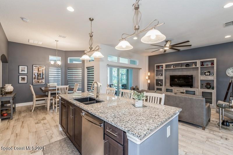 4072 Ruthann Circle Melbourne, FL 32934 - Photo 8 of 37 Granite & Pendant Lights