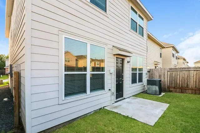 a view of house with backyard and porch