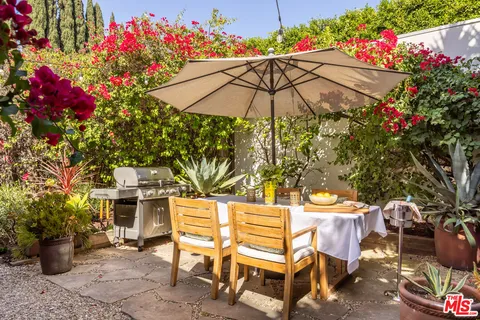 $1,650,000 | 950 South Muirfield Road, Los Angeles, CA 90019