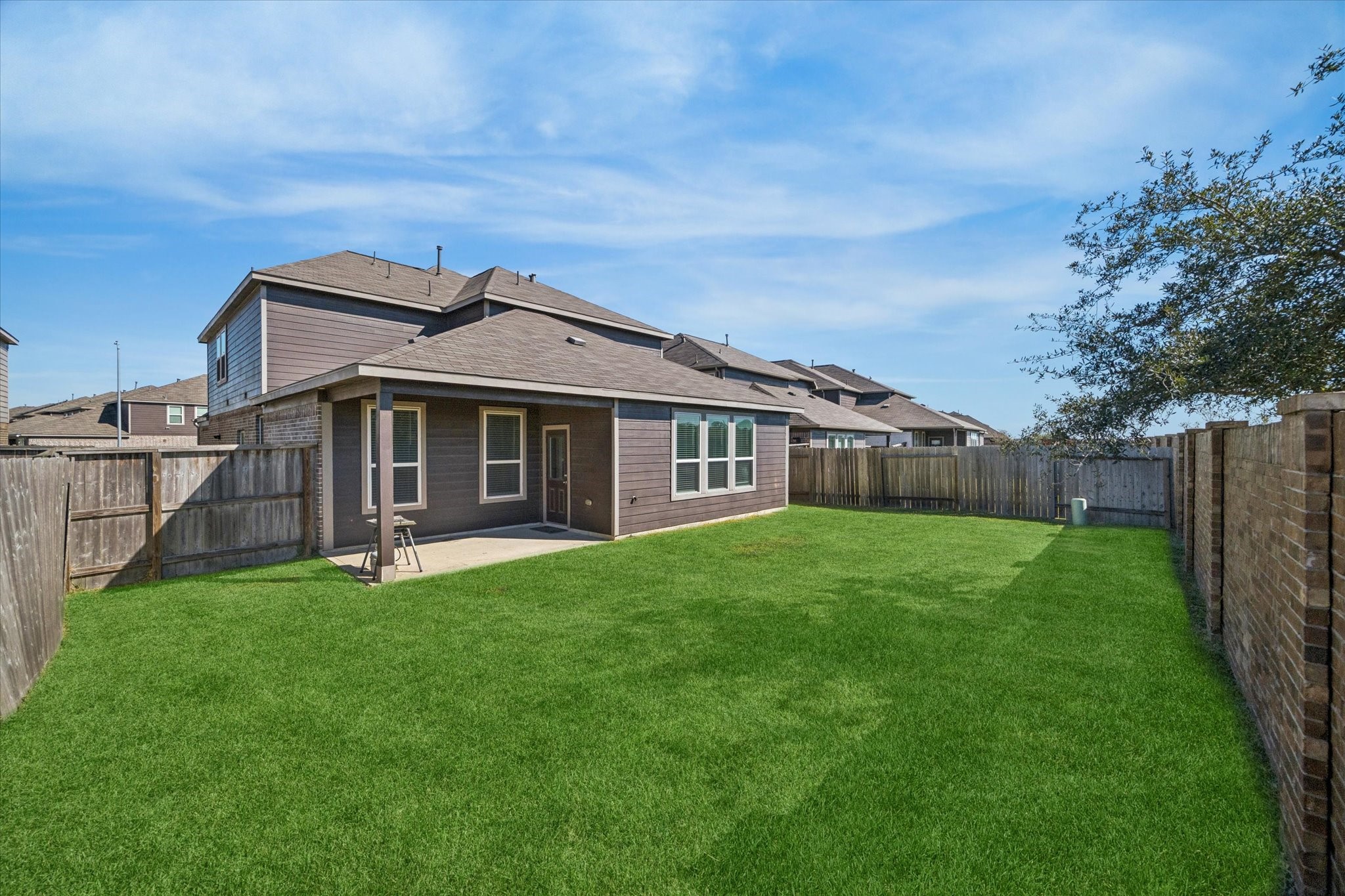 322 Upland Grv Trail Rosharon, TX 77583 - Photo 34 of 36 a front view of a house with a garden
